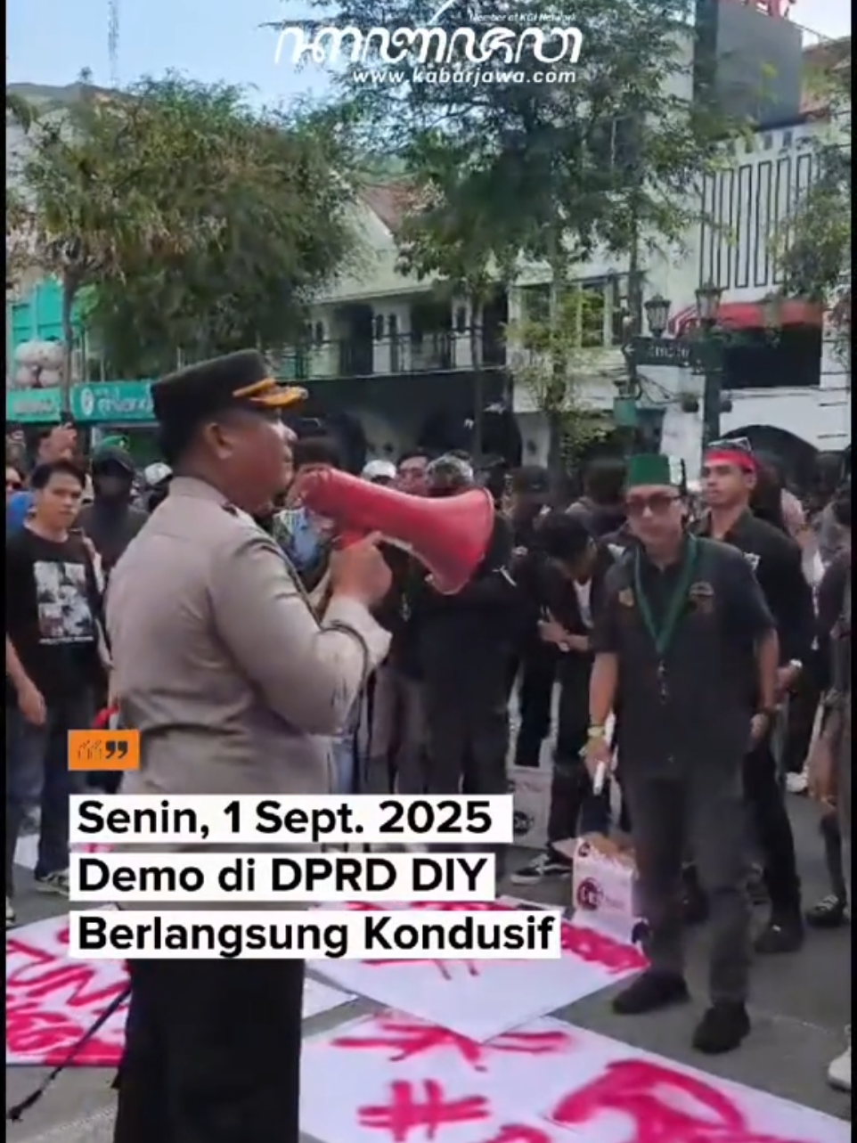 Demo di DPRD DIY Berlangsung Kondusif Aksi demo mahasiswa di DPRD DIY pada Senin berlangsung kondusif. Massa menyampaikan tuntutan yang diterima langsung oleh Ketua DPRD DIY, Nurhadi. Aksi tersebut mendapat pengawalan dari TNI dan Polri. Usai menyampaikan aspirasi, mahasiswa bahkan sempat berfoto bersama aparat sebelum membubarkan diri dengan tertib sekitar pukul 15.38 WIB. #KabarJawa #DemoMahasiswa #DPRDDIY #Yogyakarta #KabarJawaOfficial 