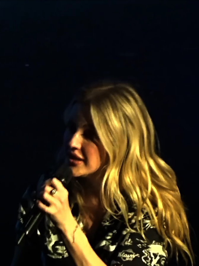 In love with this song of every fiber of my being. #elliegoulding #fyp #outside #audioedit #slowednreverb 