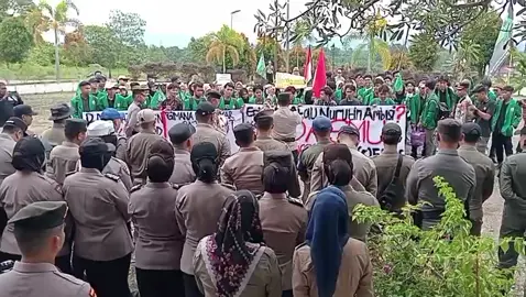 Aksi demo Adik adik dari mahasiswa Unand III Dharmasraya Berlangsung dengan Damai.. hingga ke gedung DPRD kabupaten Dharmasraya tidak ada yang anarkis,  semangat adik adik mahasiswa.