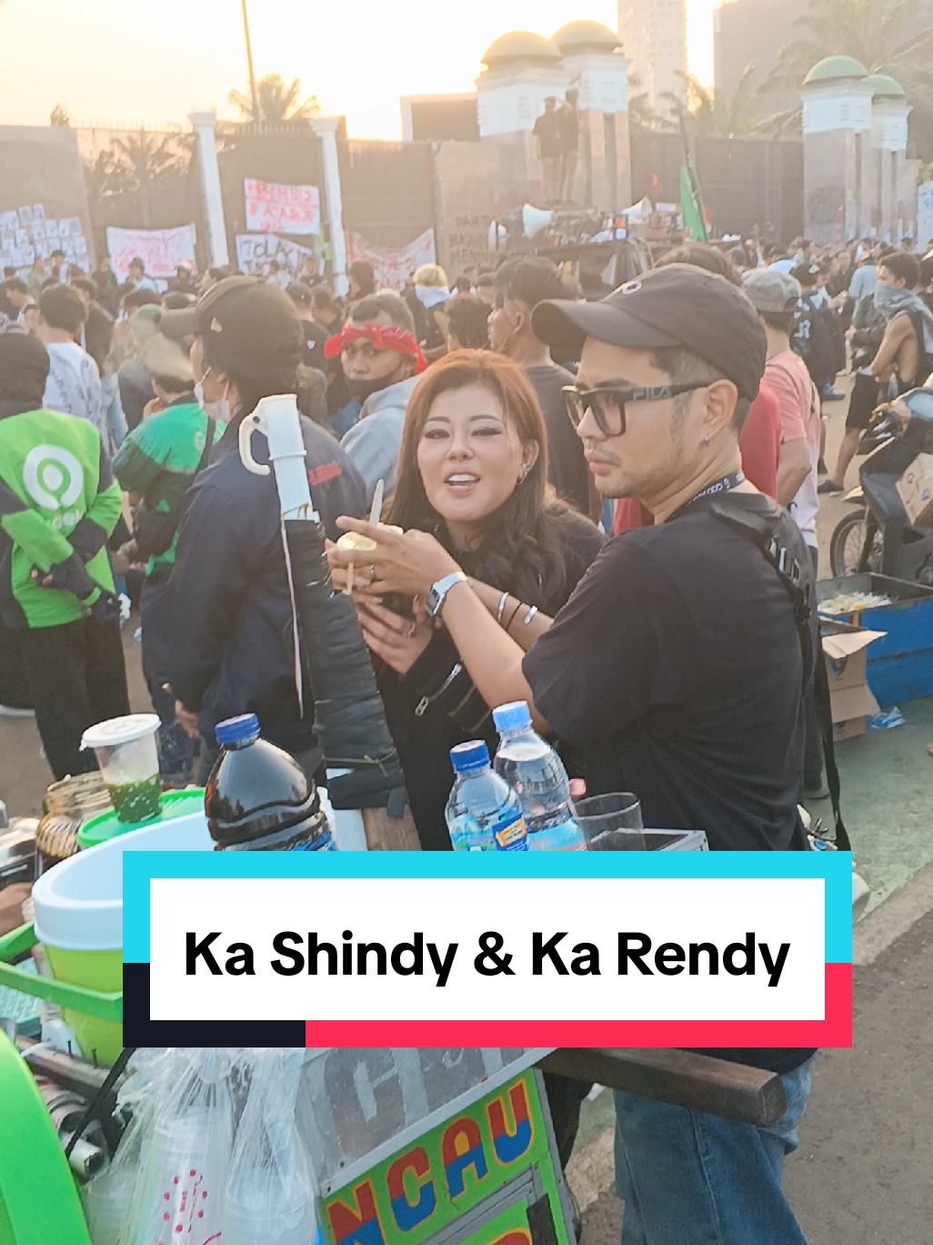 ka @shindyfioerla & ka @rendysamuel_  sudah datang memberikan Aspirasinya ke gedung parlemen Dan membagikan mineral water, es cincau Dan memborong roti untuk dibagikan ke demonstran ... #fyp #viral #creatorsearchinsights #tiktok  💚💚💚💚💚💚💚