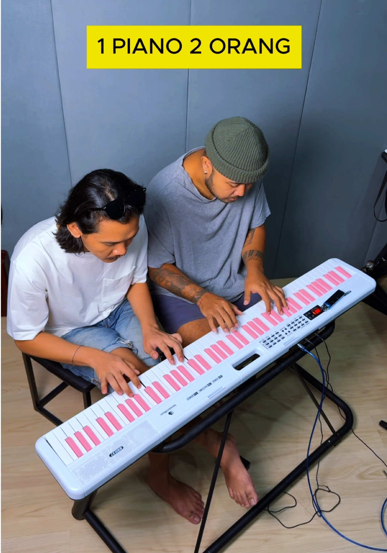 1 piano 2 orang! semoga ibu pertiwi lekas pulih 🩷 . Piano: Putih Pink Benston (link di bio gua) #fyp 