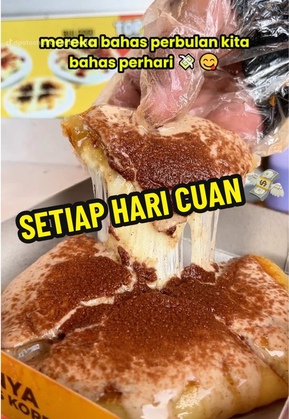 Mereka bahas gaji bulanan, kita fokus cuan harian 🤑✨ Buat kamu yang tertarik punya bisnis roti ala korea kayak gini, yuk gabung kemitraan D’Potachiz Korean Bread! Modalnya mulai dari 4 jutaan aja, lho. Kami sediakan pelatihan dan pembinaan lengkap biar kamu siap jadi pengusaha sukses. Info lengkapnya bisa DM kami atau cek link di bio ya 😍 #kemitraankuliner #bisniskuliner #franchisemakanan #masterkulinerindonesia #dpotachizkoreanbread