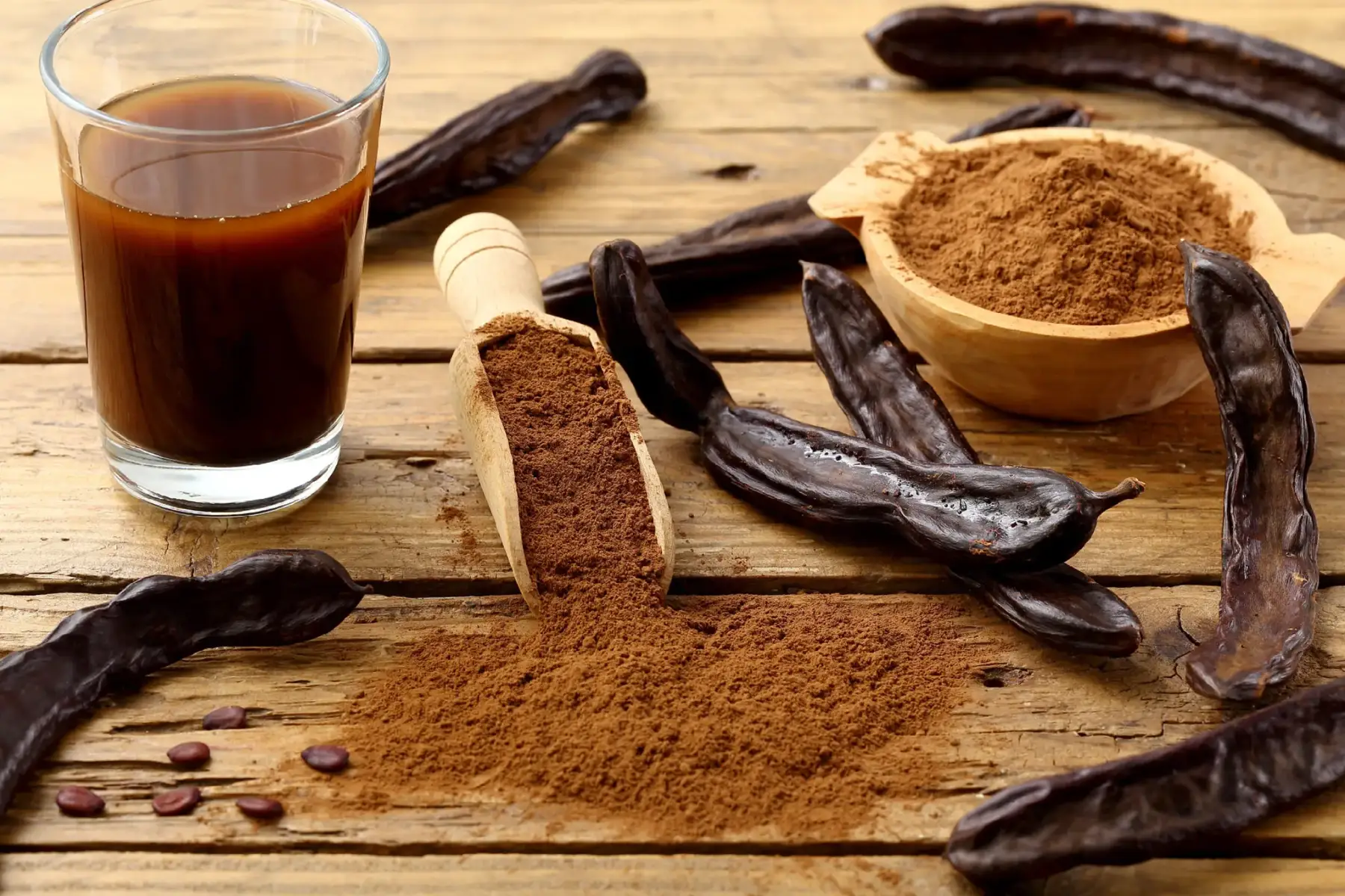 فوائد مشروب الخروب يُعرف مشروب الخروب بفوائده الصحية المتعددة، وذلك لاحتوائه على العديد من الفيتامينات والمعادن والألياف ومضادات الأكسدة. أهم فوائد مشروب الخروب  * تحسين صحة الجهاز الهضمي: يحتوي الخروب على الألياف الغذائية التي تساعد في تنظيم حركة الأمعاء، مما يساهم في علاج حالات الإسهال والإمساك، وتخفيف مشاكل المعدة وحرقتها.  * تنظيم مستويات السكر في الدم: بفضل محتواه من الألياف ومادة 