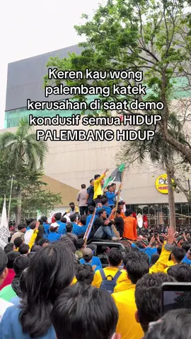 Di saat kota laen demo nyo rusuh di kota palembang aman tentram saling menghargain satu sama lain Hidup palembang #palembangtiktok #palembangpride #palembangcity #palembangfyp #palembangupdate #demodpr #demo 