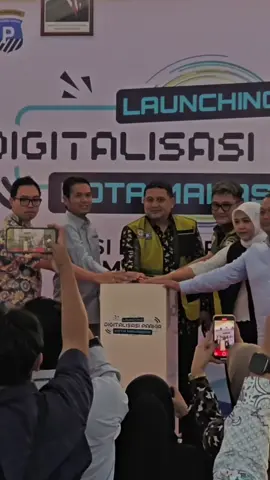 Pertama di Indonesia!!! Perusahaan Umum Daerah (Perumda) Parkir Kota Makassar menerapkan sistem pembayaran digital melalui QRIS (Quick Response Code Indonesian Standard) untuk parkir kendaraan roda dua dan empat di wilayahnya  Makassar. Ini dilakukan di Wilayah Kecamatan Ujung Pandang Kota Makassar. Tentunya kegunaan pengunaan Qris itu untuk mencegah kebocoran pendapatan. @Korespondenmakassarreal 