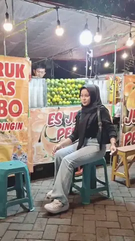 Ada sebuah nama yang sengaja aku simpan dalam diam. Dia punya tempat yang istimewa di sudut hatiku-yang paling dalam. Namanya selalu ku selipkan dalam setiap bait-bait doaku. Sampai hari ini, dia masih menjadi topik perbincangan favoritku dengan Tuhan Aku selalu membawa bayangannya di setiap langkah kakiku. Hanya itu satu-satunya caraku menghadirkan dia. Berulang kali membaca cerita yang sama tentang kami berdua-yang hanya sebatas pernah. Ya, memang hanya sebatas itu. Sebab untuk memilikinya pun aku tak mampu Tidak—siapa bilang aku tidak pernah memiliki harap dapat mendekap? Tetapi, kesadaran diri; bahwa bukan aku yang dia jadikan sebagai tujuan, memaksa aku untuk menghapus perlahan—satu persatu harapan semu itu. Aku tidak diberikan pilihan lain, selain; jatuh cinta sendirian—dalam diam, mendoakan. Bukan berharap dapat memiliki yang dikasihi, namun sebatas semoga yang bermakna kebaikan bagi Dirinya. #kontenhiburan #Nobaper #fypdongggggggg  😉🔥🫠