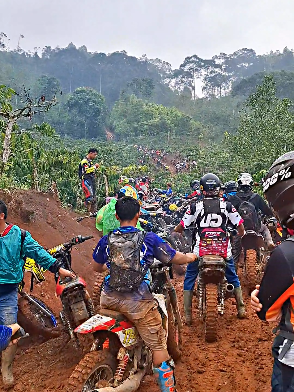 dikasih panas bilang jalur kurang menantang, dikasih hujan malah pada melipir... jalur gas amal GTA sukamaju giham  #trail #advanture #bebekmodif #crf150l #klx 