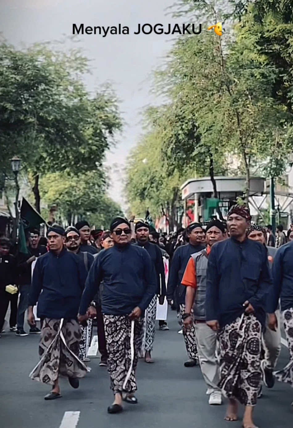 Meskipun situasi di jogja juga sempat ricuh , tapi jika Raja sudah turun dan ngendiko (berbicara) SELURUHNYA PATUH TERTIB !! 🫶🇲🇨