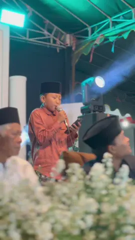Masyallah suara merdu santri cilik gus ell menyayikan lagu “kaulah ibuku” . Pengajian di sugihan kampak Trenggalek . #viral #viralvideo #gusellhamyahya #fypシ゚viral #viralvideotiktok @MT. IBADALLAH OFFICIAL 
