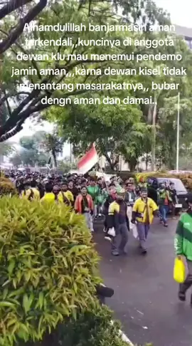 Alhamdulillah banjarmasin aman terkendali,,kuncinya di anggota dewan klu mau menemui pendemo jamin aman,,,karna dewan kisel tidak menantang masarakatnya,, bubar dengn aman dan damai..#kalimatan #kalimantantengah #demo #rakyat #mahasiswa 