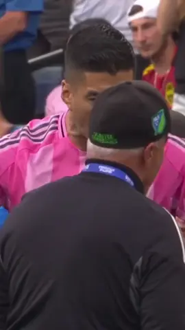 ¡FINAL CALIENTE Y REACCIÓN DE LUIS SUÁREZ! El Pistolero escupió a un integrante del cuerpo técnico de #SeattleSounders durante los incidentes que se produjeron tras la final de la #LeagusCup. 📹 @LeaguesCup on Apple