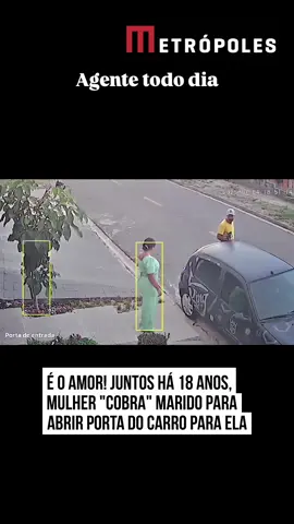 ❤️ Tabada Duarte e o marido estão juntos há 18 anos e tentam manter uma tradição romântica. Antes de saírem pela cidade, a #mulher espera que Marcelo abra a porta do carro para ela — e quanto ele não o faz, Tabada dá um jeito de chamar a atenção do amado. Uma #câmera de segurança instalada em frente à casa deles mostrou um desses momentos em que Marcelo entra no carro e se “esquece” de abrir a porta para a esposa. Ela, então, espera até que ele saia e vá até ela para só depois guiar a amada para dentro do veículo. Em tom de brincadeira, ele ainda deu um tapa no bumbum dela. A cena deixou claro que, mesmo após quase 20 anos, o amor do casal segue intacto, né? Fofos! 🥹 #EntretêNews 🎥 @tabadaduarte (ig) | @myhoodbr