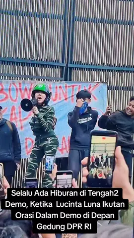 Selalu Ada Hiburan Saat Demo di Tengah Terik Mentarii, Ketika Artis Lucinta Luna Ikutan Orasi Saat Demo di Depan Gedung DPR RI.  #demo #demonstrasi #lucintaluna #dpr #artis 