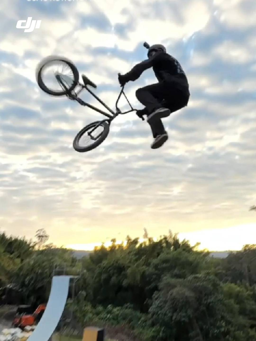 🚴‍♂️ ¡Me caí, pero nunca me rindo! 📹 Con la #OsmoAction5Pro, cada intento —fallido o épico— queda registrado con una calidad brutal. Una caída no detiene la pasión... ¡la impulsa! 🔥 🎥: @dylandevitt #dji #MTB #moto #aventura #trucos #cámaradeacción #bicicleta #ciclista #bicis #parati