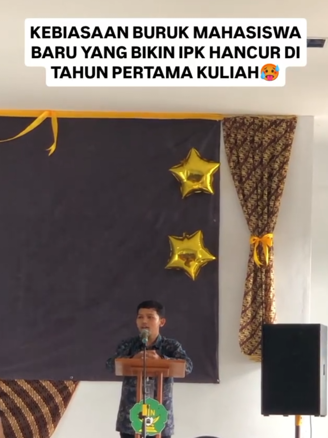 Hindari Kebiasaan Ini, Percaya Deh⬇️⬇️ Buat maba-maba warning banget nihh awal masuk kuliahh banyak banget jebakannyaa, hal hal kecil yang ga disadarin bisa bikin ipk jeblok di awal semester Padahal bukan karena ga pinter. tapi sering kejebak hal-hal kecil yang ga disadarin. Jadii disini gw bakal spill kebiasaan kebiasaan buruk itu 1️⃣Salah mindset Masih mikir kuliah kayak SMA. Padahal di sini semua serba mandiri, ga ada yang ngingetin terus. 2️⃣Terlalu sibuk adaptasi Asik cari temen, nongkrong, ikut acara. Seru, tapi kalo kebablasan kuliah bisa ancur. 3️⃣Manajemen waktu berantakan Nunda tugas, scroll Tik Tok/IG sampe lupa. Akhirnya numpuk di deadline, hasilnya acak-acakan. 4️⃣Salah circle pertemanan Temenan itu penting, tapi kalo kebawa circle yang males belajar = kalian ikut ketarik ke bawah. 5️⃣Ga bisa belajar mandiri Dosen cuma kasih kerangka . Kalo kalian ga nyari referensi sendiri, dijamin gampang lost. 6️⃣Kaget sama sistem penilaian Nilai bukan cuma ujian. Ada absen, tugas, kuis, presentasi... semuanya ngaruh. 7️⃣Jarang masuk kelas Mikir 