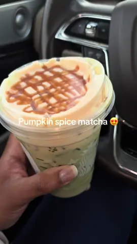 10/10 😍 recipe: grande iced matcha latte with 2 pumps of pumpkin sauce, 2 pumps of white chocolate mocha syrup & pumpkin cold foam 🫶🏽 #foryou #fyp #falldrinks #Starbucks #matcha 