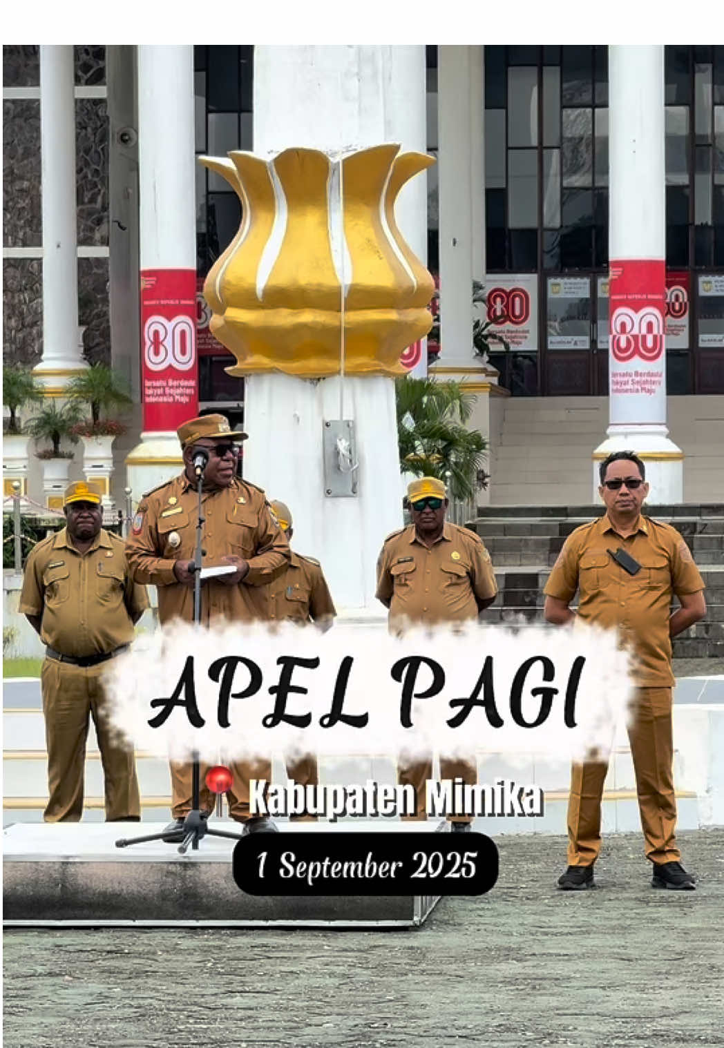 Senin, 01 September 2025 - Pagi ini saya mewakili Bupati Mimika, menyampaikan beberapa hal penting yang perlu menjadi perhatian dimana Saya bersama Bupati mengapresiasi kepada Kepala OPD yang hadir dan OPD yang rutin melaksanakan apel pagi, yang mana merupakan fondasi penting bagi kedisiplinan dan kinerja masing masing bidang. Beberapa poin penting yang disampaikan adalah: - bahwa seleksi administrasi untuk 12 jabatan yang terbuka resmi ditutup hari ini, dan hasilnya akan diumumkan oleh BKPSDM Mimika. - Dalam rangka menyambut HUT Mimika ke-29, panitia sudah harus dibentuk dan sudah dimulai dipersiapan dari sekarang. - Seluruh OPD wajib memperhatikan dan menyelesaikan input anggaran APBD-P 2025 di SIPD dan merampungkan RKA APBD 2026. - Himbauan dari Mendagri terkait situasi nasional yang telah disampaikan oleh Bupati kepada seluruh ASN untuk dapat menjaga Kamtibmas di kabupaten Mimika. Mari kita terus menjaga semangat kerja, kedisiplinan, dan kolaborasi demi mewujudkan Mimika yang lebih baik. ✊
