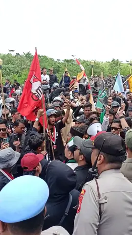 Aksi demo di kantor DPRD Kota Lubuklinggau berlangsung tertib dan berakhir damai, Senin 1 September 2025. Masa ditemui langsung pimpinan DPRD dan tuntutannya didengar. Mereka juga berjanji akan menyampaikan aspirasi masa pusat. Video : linggaupos #linggauterkini #fypp #lubuklinggau