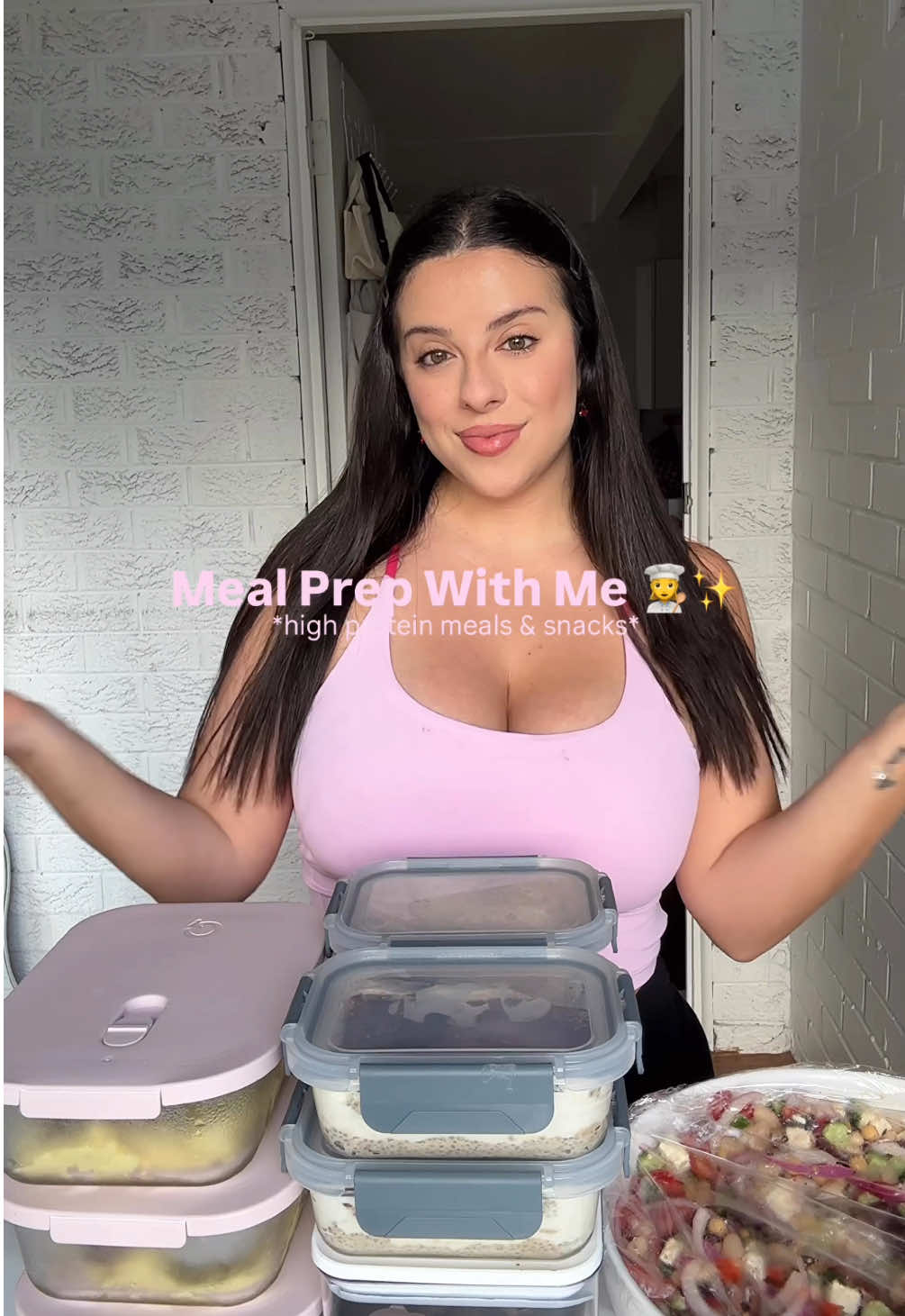 Here’s everything I prepped in a week to stay on track, feel good, and still enjoy my food 🫶✨ ☕️ Tiramisu Chia pudding pots- 330 cals, 31g protein- recipe is a few posts down  🥗Greek Dense Bean Salad- 330 cals, 16g protein per serve (5) - recipe is a few posts down!!!  ✨Chimichurri Chicken & Mash - 420cals, 36g protein per serve (4)- recipe is a few posts down, I double the recipe to make 4 serves.  🍫 Double Chocolate Zucchini Muffins - 185 cals, 11g protein - recipe is on my website, click the link in my bio “click for the recipe” #mealprep #highproteinmeals #healthysnacks #EasyRecipes #mealprepideas    @Eliya 