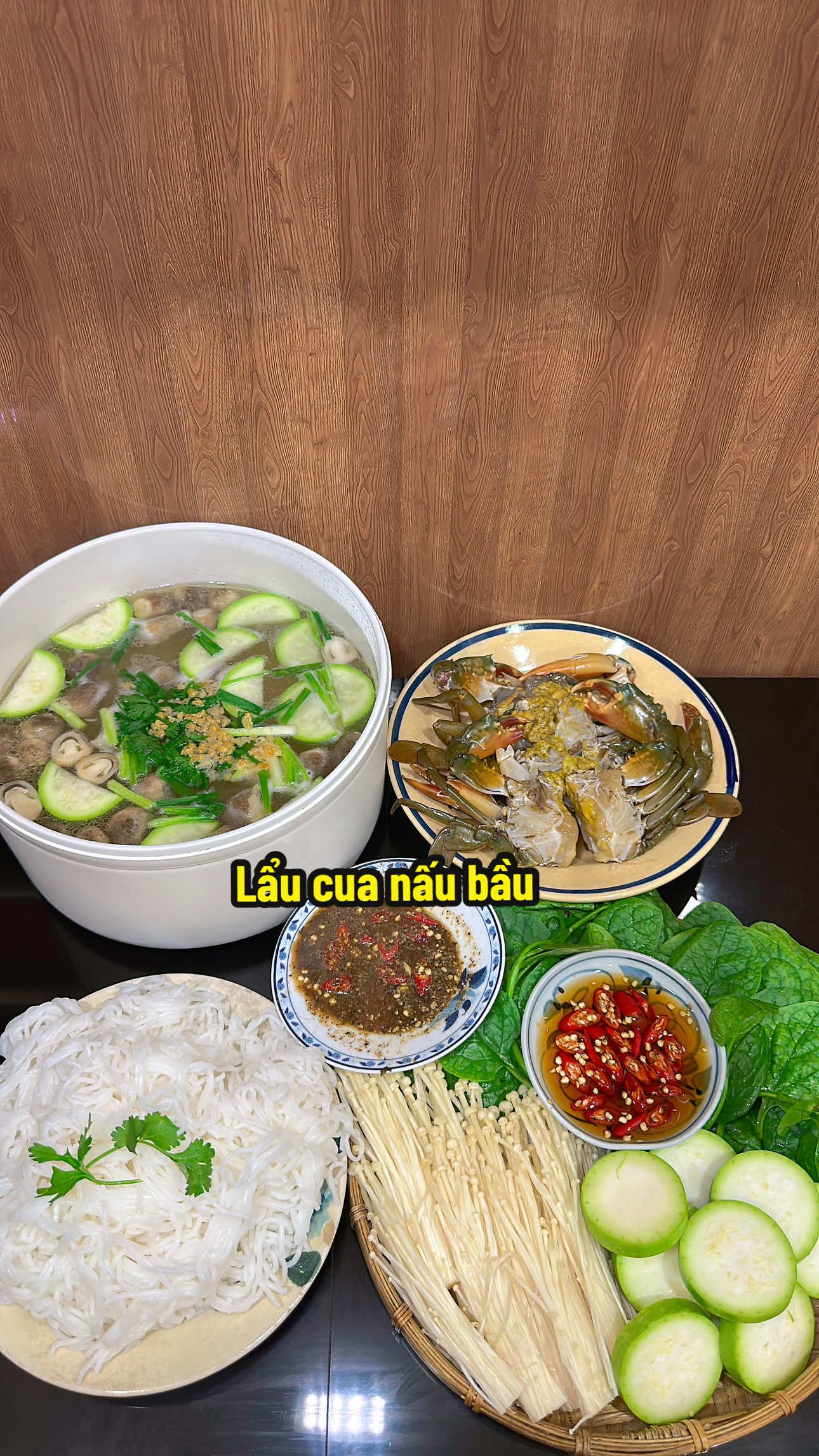 #xuhuong mọi người ăn Lễ tới đâu rồi, nay nhà e ăn lẩu cua nấu bầu nè #bepcovang #monanngon #LearnOnTikTok #ancungtiktok 