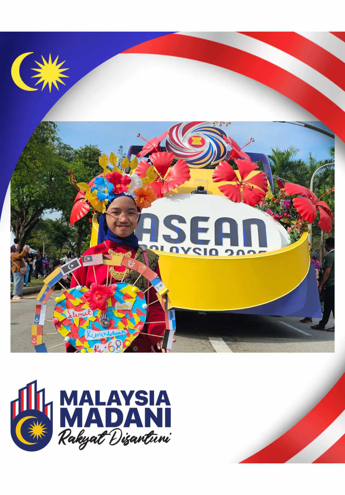 #ApaKhabar✋ #RakanWisma🇲🇾🌐 Selesai perbarisan penuh warna-warni Hari Kebangsaan 2025, orang ramai khususnya kanak-kanak tidak melepaskan peluang untuk merakam detik berharga bergambar kenang-kenangan bersama kereta berhias Kepengerusian ASEAN-Malaysia 2025. Inilah kali pertama ia diperagakan kepada umum, simbolik kepada peranan penting Malaysia dalam memacu halatuju rantau ini. Mungkin hanya selepas 10 atau 11 tahun lagi barulah kita akan sekali lagi diberi amanah menyandang kerusi Pengerusi ASEAN. Momen ini bukan sekadar sambutan, tetapi juga peringatan bahawa ASEAN adalah sebuah keluarga besar yang kita bina bersama. Generasi muda yang hadir hari ini menjadi saksi bahawa mereka jugalah yang akan terus memikul tanggungjawab mengukuhkan ASEAN, demi kestabilan, kemakmuran dan masa depan yang lebih sejahtera untuk seluruh rantau. Mari kita bersama-sama menghayati semangat ASEAN — keterangkuman, kemampanan dan kesepaduan — agar warisan yang kita pupuk hari ini akan terus mekar hingga generasi akan datang. #WismaPutra #HKHM2025 #MalaysiaMADANI #RakyatDisantuni #TaatSetia #WismaPutra #MalaysiaASEAN #MyASEAN2025 #MYASEANChair2025 #KeterangkumanDanKemampanan #InclusivityAndSustainability #TaatSetia