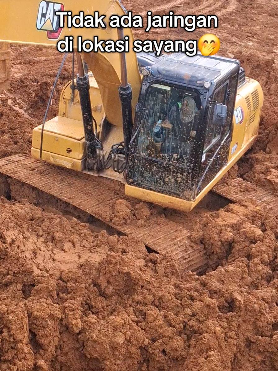 Operator exca cat perempuan km 7#tambang #nikel 
