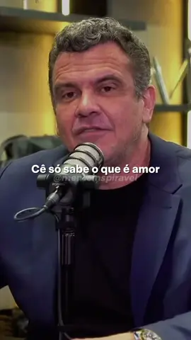 @Lásaro do Carmo Jr. Dizem que a gente só entende o amor de verdade quando se torna pai ou mãe, e é a mais pura verdade. Antes, a gente acha que sabe o que é amar, mas quando um filho chega, tudo muda. Ele vira a razão de cada passo, o motivo de cada esforço e a força que nos levanta até nos dias mais difíceis. É um amor que não se explica, que não tem medida, que transborda em cada olhar e em cada detalhe. O filho faz a gente querer viver mais, se cuidar mais, buscar ser alguém melhor. De repente, o que antes parecia sem importância se torna essencial, porque tudo o que queremos é estar bem para cuidar dele. E incrível como a vida muda depois da chegada de um filho. Coisas que antes ocupavam nossa cabeça perdem totalmente o sentido, porque o que realmente importa está ali, diante dos nossos olhos, precisando de nós. O filho nos ensina a ser fortes, mesmo quando estamos cansados. Ensina a sorrir, mesmo quando o coração está pesado. Ele desperta em nós uma coragem que não sabíamos que existia, uma vontade imensa de proteger, de cuidar e de fazer o impossível para vê-lo feliz. O amor que sentimos por ele é tão grande que transforma a nossa maneira de viver, de sonhar e de lutar. #lasarodocarmo #amor #filhos #vida