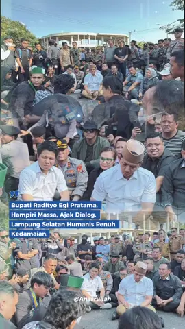 Alhamdulillah… Aksi unjuk rasa para mahasiswa dan masyarakat di Lampung Selatan berlangsung damai dan humanis.  Bupati @Radityo Egi Pratama m#membukauang dialog untuk para massa menyampaikan tuntutan aspirasinya dengan cara duduk bersama. Sebuah langkah nyata menuju Lampung Selatan Damai, Maju, Aman, dan humanis. Bismillah bisa. #lampungselatandamai #lampungselatanhumanis #lampungselatanmaju #bismillahbisa 
