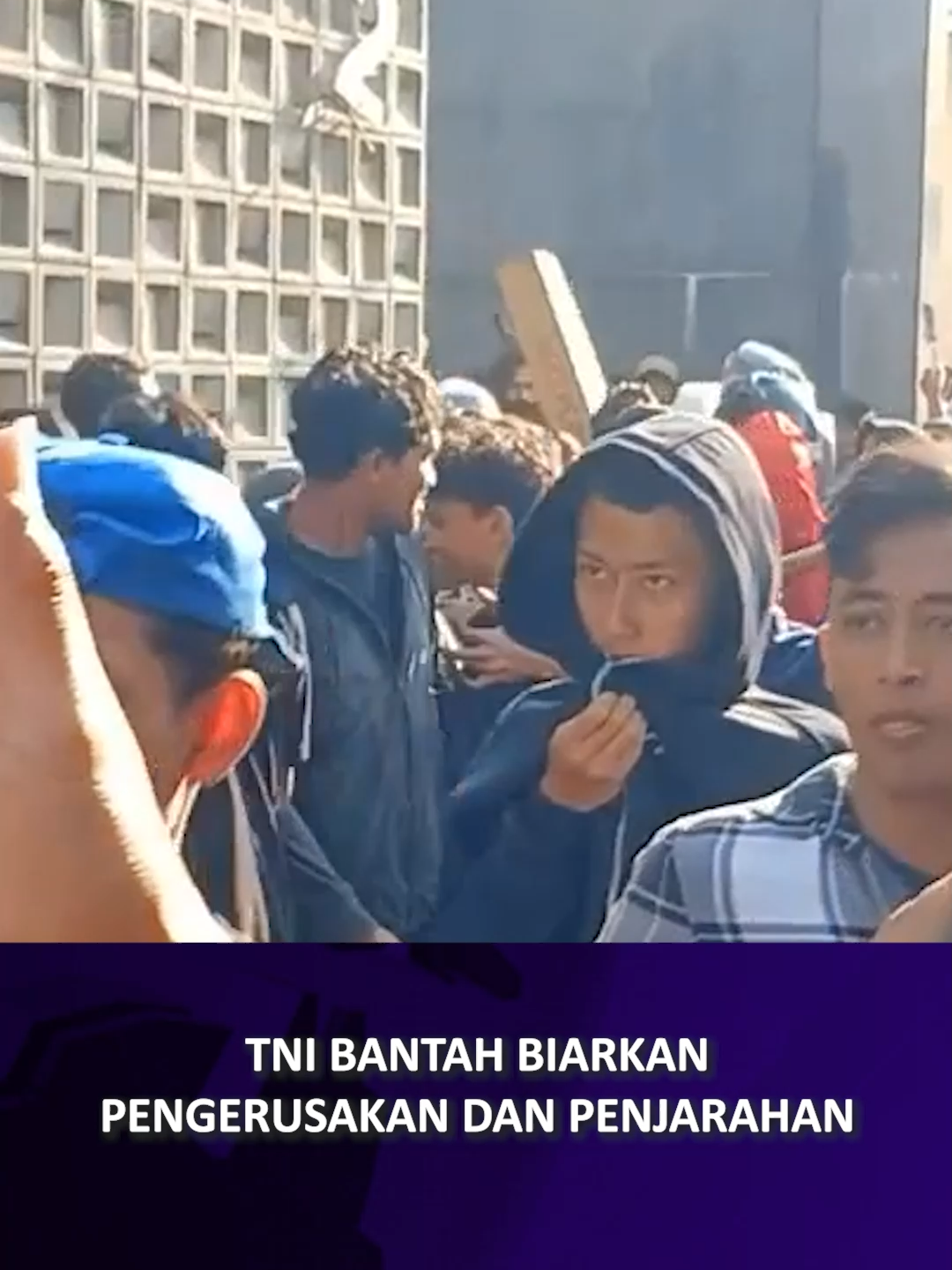 Wakil Panglima TNI, Jenderal Tandyo Budi Revita, membantah adanya pembiaran pengerusakan dan penjarahan terhadap rumah individu saat aksi massa dalam beberapa hari terakhir. TNI juga membantah terkait isu tentara ingin menerapkan darurat militer di Indonesia. Wakil Panglima TNI, Jenderal Tandyo Budi Revita, buka suara terkait maraknya pengerusakan fasilitas umum serta penjarahan rumah anggota DPR dan menteri oleh massa tak dikenal. Jenderal Tandyo Budi membantah jika ada pembiaran pengerusakan dan penjarahan terhadap rumah sejumlah anggota DPR serta rumah Menteri Keuangan Sri Mulyani oleh TNI. Jenderal Tandyo Budi menyebut pengamanan oleh TNI baru dilakukan usai mendapat permintaan dari Kapolri. Permintaan perbantuan pengamanan tersebut disampaikan Kapolri saat menghadap Presiden Prabowo Subianto bersama Panglima TNI, Jenderal Agus Subianto. Sebelumnya, aksi massa yang terjadi dalam beberapa hari terakhir menyebabkan sejumlah fasilitas umum rusak. Sejumlah orang tak dikenal membakar halte Transjakarta hingga kantor polisi. Tak hanya itu, sekelompok orang tak dikenal juga menjarah dan merusak rumah sejumlah anggota DPR dan rumah Menteri Keuangan Sri Mulyani.