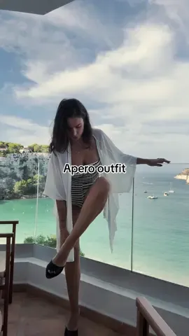 Look Apéro avec @Fashion Nova  Meet Up Textured Short Set Maui Mix And Match Mesh Cover Up Kimono - White Just Over You Mules - Black/Black Collaboration commerciale
