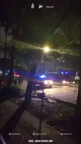 Update situasi terkini di depan Gedung DPRD Jabar, massa aksi telah dipukul mundur oleh aparat. Kondisi pagar DPRD Jabar tidak sampai jebol, kini para petugas sedang bersiaga. . . 📽 : Jabar Ekspres/Son #jabarekspres #jabarekspresid #radarjabar #aksi #aksidemo 
