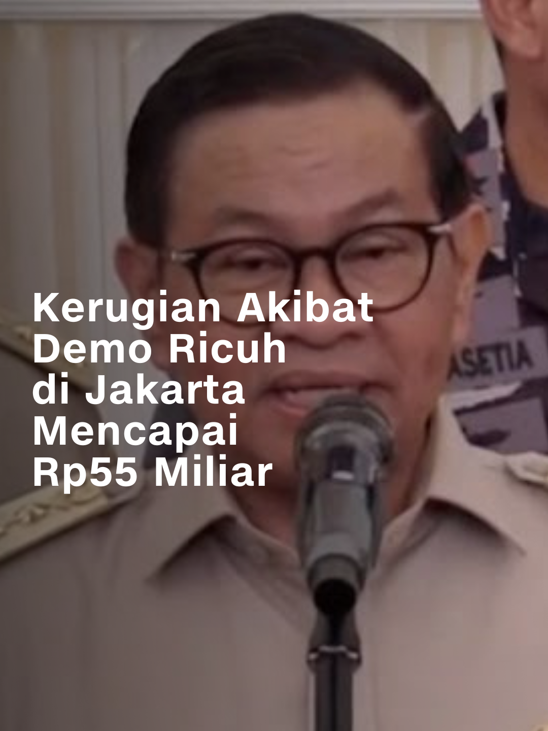 Gubernur Jakarta, Pramono Anung, mengungkap aksi kericuhan di ibu kota menyebabkan kerusakan pada 22 halte TransJakarta dan pintu tol. Total kerugian diperkirakan mencapai Rp55 miliar. #cnnindonesia #cnnindonesiacom #pramono #jakarta