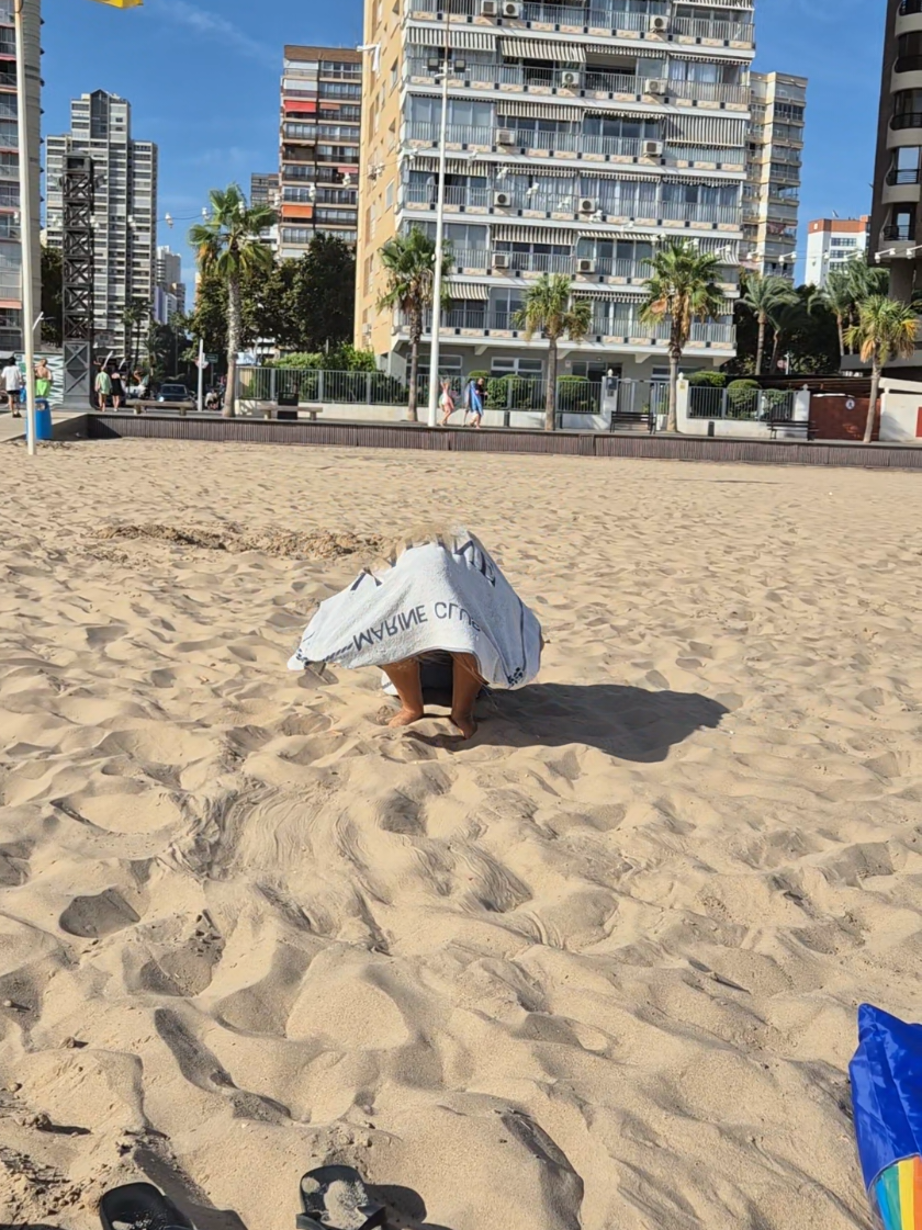 How to lay down a beach towel 🤣 #tiktokviral #benidorm #trend 