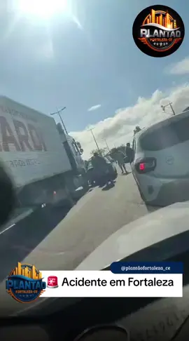 #CapCut 🚨 Acidente em Fortaleza 🚨 Nesta manhã de segunda-feira (01/09/2025), um carro pequeno colidiu lateralmente com um caminhão na Avenida Mister Hull, sentido Caucaia. Segundo relatos no local, o carro tentou uma ultrapassagem que terminou na colisão. Para retirar o veículo da via, foi necessário o uso de uma empilhadeira. Até o momento, não há informações oficiais sobre feridos ou detalhes sobre a dinâmica completa do acidente. ⚠️ Motoristas devem evitar o trecho e seguir rotas alternativas.