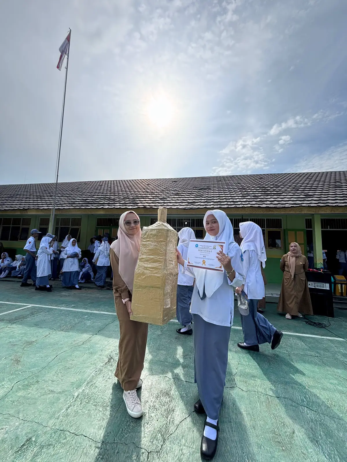 Penyerahan hadiah Juara kebersihan Dan juara lomba Bahadang Putra dan Putri pada lomba agustusan SMAN 8 Barabai