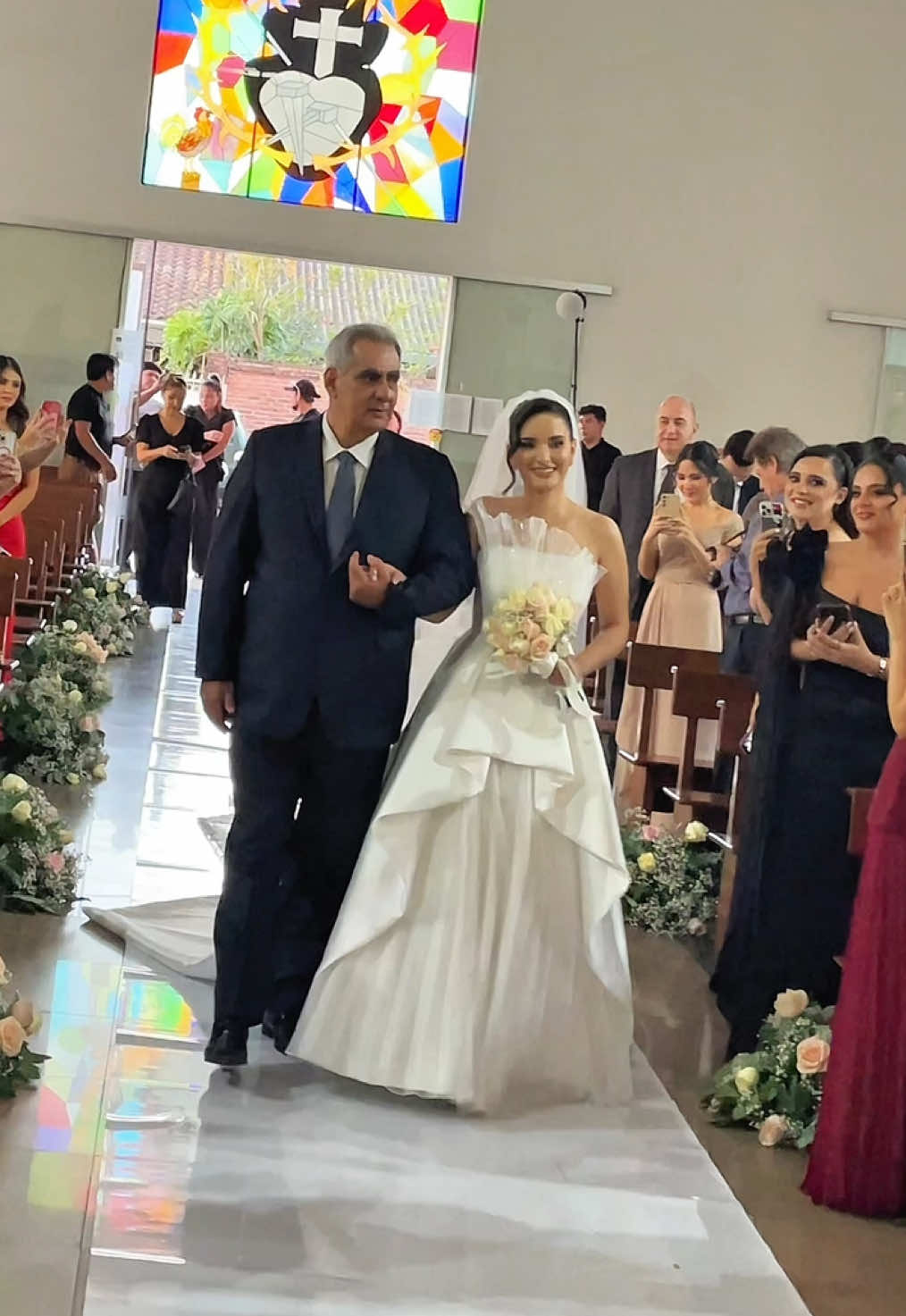 Que suenen las trompetas 🎺 que llegó la novia y hace su ingreso al altar😍 #wedding #santacruzdelasierra🇳🇬 #weddingtiktok #trompetas #bodas @scarlethtovias @Edme Eventos Sociales @Helmuth Sanchez 