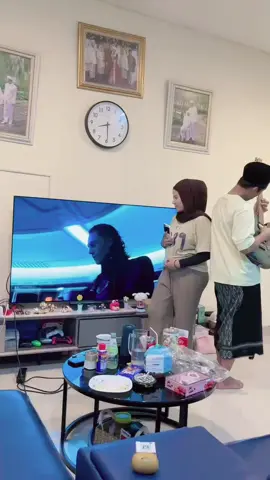 terima jasa photo keliling ya guys 😁 😎 btw, mohon maaf nih mas @Dicky Difie , siapa suruh pake sarung, jd penasaran kan qu isinyaa apaa.. 😂✌️😘 maap ya suamii qu tayaank 😘 #funnyvideos  #couplegoals  #dickydifie #jasaphotokeliling #isenginsuami 😜🙈✌️🫶🙏