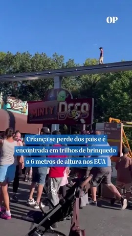 No último sábado, 30, uma criança foi encontrada caminhando sozinha em cima dos trilhos de um brinquedo após se perder dos pais. O caso aconteceu no Hersheypark, na Pensilvânia, nos Estados Unidos. O menino foi resgatado sem ferimentos por um homem que escalou uma loja próxima e subiu nos trilhos. De acordo com o parque, ele conseguiu subir nos trilhos acessando uma área restrita do local.   📹: Reprodução/ Redes Sociais #opovo #criança #eua #brinquedo #parque