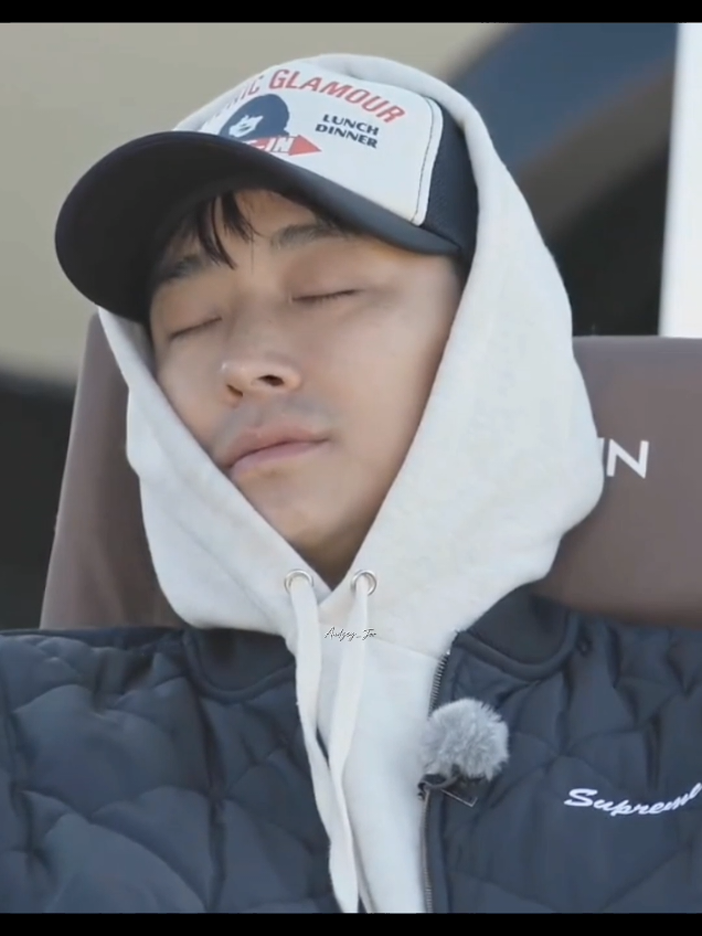 him being so cuddly and hubby material fr 😊🥹 #jujihoon #주지훈 #koreanactor 