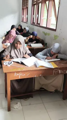 Sholehah MTsN 9 Bireuen  #kutablang  belajar Kaligrafi Al Qur'an 