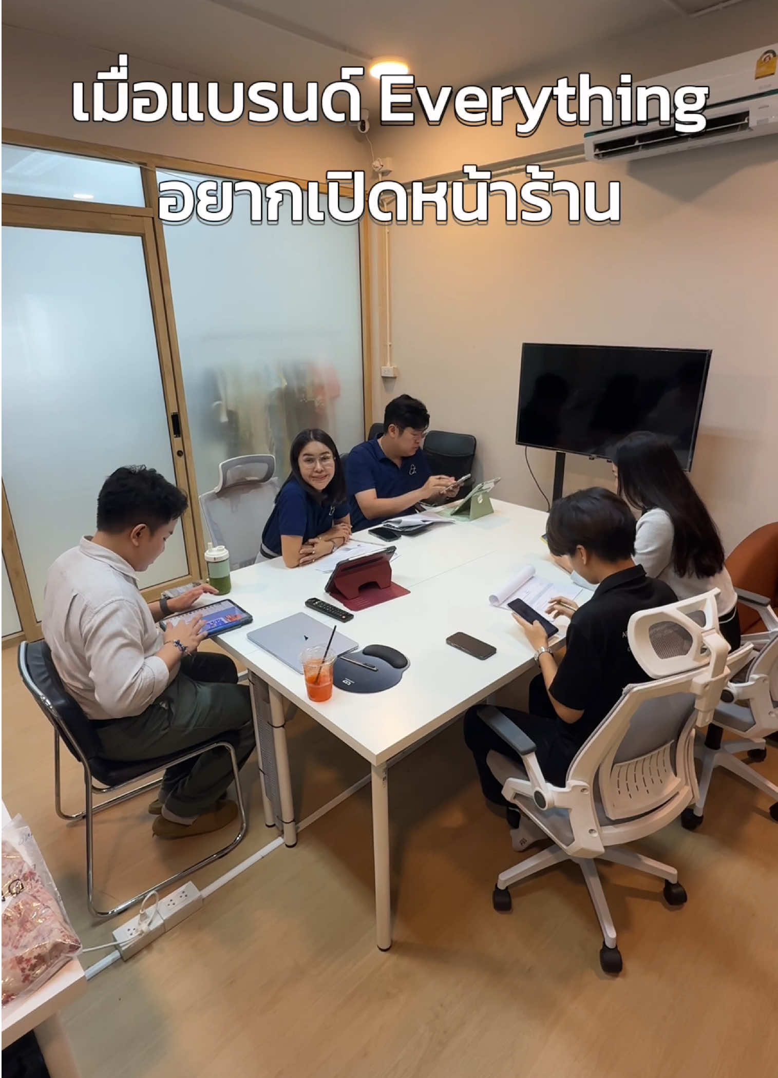 รอติดตามหน้าร้าน Everything ได้เลยค่าา 🥰 #เสื้อร้านหมูตุ๋น #Everything2019 #แบรนด์เอฟเวอรี่ติง #รีโนเวท #เปิดร้าน