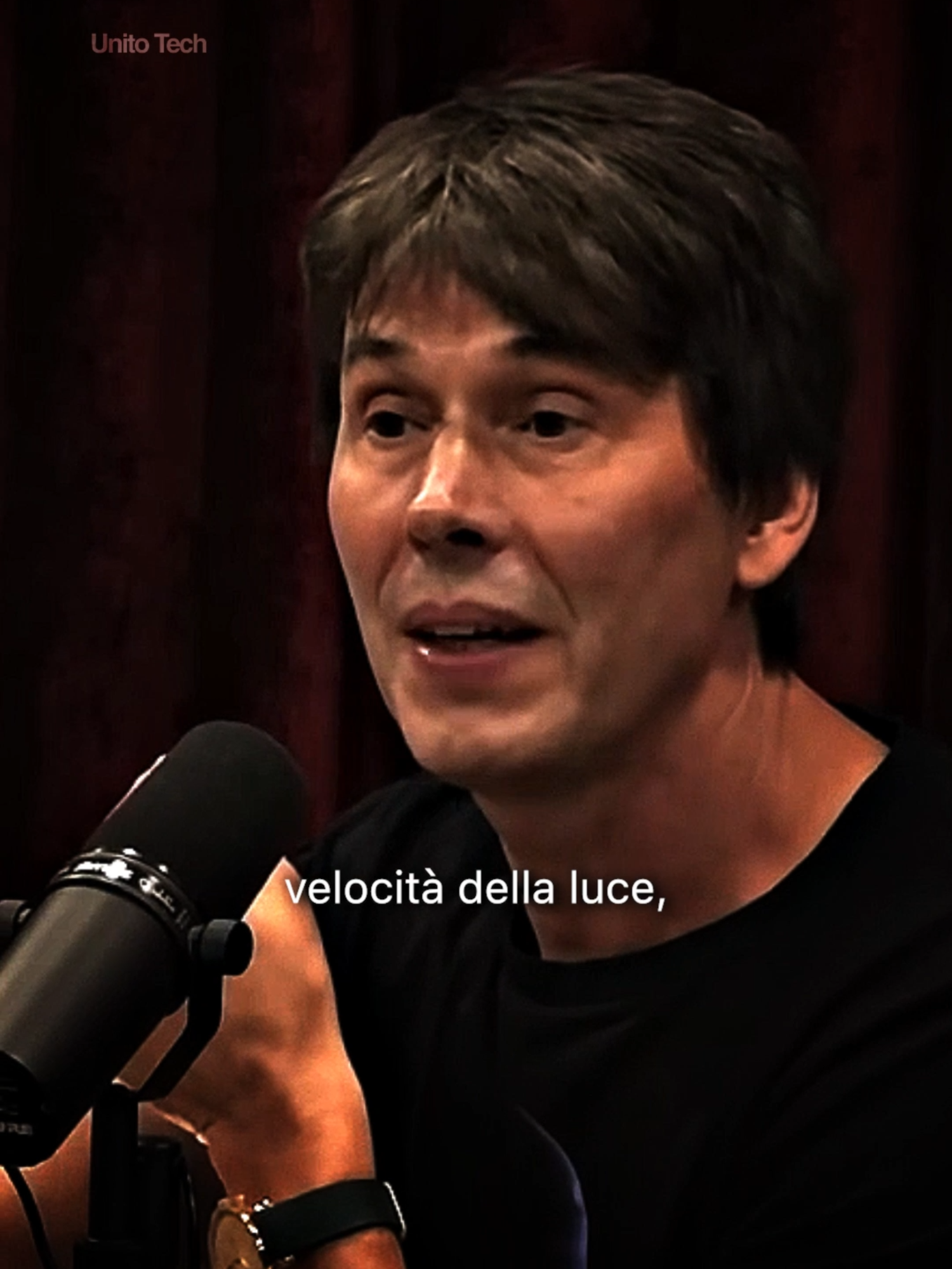 Brian Cox è un fisico delle particelle e divulgatore scientifico britannico, noto per il suo lavoro al CERN e per la capacità di rendere accessibili al grande pubblico concetti complessi della fisica moderna. Uno di questi concetti è la dilatazione del tempo e la contrazione delle distanze prevista dalla teoria della relatività di Einstein. In pratica, quando un oggetto viaggia a velocità vicine a quella della luce, il tempo per chi è a bordo scorre più lentamente rispetto a chi resta fermo, e le distanze nella direzione del moto si contraggono. Per esempio, se una navicella viaggiasse al 99,999999% della velocità della luce, per gli astronauti il viaggio verso la galassia di Andromeda (a oltre 2 milioni di anni luce da noi) sembrerebbe durare solo pochi anni, perché lo spazio si 