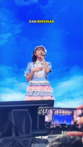 Aaaaaaa sore dipadukan dengan lagu ini sangat ciamik sekaliii🫶🏻🫶🏻🫶🏻 - 💥JKT48 (@JKT48 ) - Di Tempat yang Jauh Pun 📍@Cherrypop Festival 2025 - #lulujkt48 #elijkt48 #liajkt48 #graciejkt48 #jkt48 #rapsodijkt48  #cherrypopfest #cherrypop #stage #jogjastage #GaleriKonser 