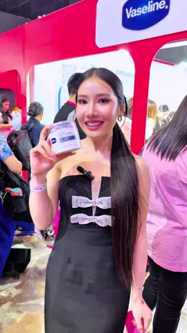 POV: เดินเข้าบูธ Vaseline ในงาน TikTok Beauty Fest แล้วได้ของมาเพียบ🤍 ทั้งแจกของเพียบ! ทั้งได้ร่วม Vaseline Club โปรแกรม Afiiliate ดี ๆ กับทาง Vaseline แถมได้ลองเนื้อ “ครีมเนื้อหิมะ” ตัวเด็ดด้วยนะ ❄️ #ครีมเนื้อหิมะ #วาสลีนสูตร3 #VaselineProDerma #VaselineThailand #TikTokShopBeautyFestTH
