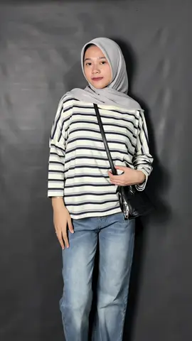 Cakepp super gemes sama kaos nya🥰 #kaoswanita#kaosoversize#kaosgarisgaris#outfitideas  