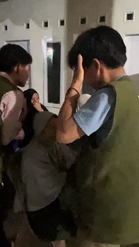Tepat malam ini, kami tidak lagi tidur di rumah orang tua kedua kami di Desa Lonrong. Terima kasih kami ucapkan kepada Pakde dan Bude yang telah menerima kami dengan terbuka. Terima kasih kepada Ma’ci, Pa’ci, dan kak Hendra yang menjadi orang tua kedua kami selama di Lonrong. Terima kasih kepada Kak Itta dan suami yang telah memberikan tumpangan selama 31 hari, kepada Kak Idull yang selalu setia mengajak kami keluar setiap malam minggu. Terima kasih kepada Pak Sekdes, kak Icha, staf desa, serta seluruh masyarakat Lonrong yang mungkin tak bisa kami sebut satu per satu, tapi jejak kebaikannya tak akan pernah hilang dari hati kami. Terima kasih, Lonrong… untuk kehangatan, kasih sayang, dan keluarga baru yang Allah titipkan selama 31 hari ini. ❤️ #kknunimerz2025 #fyppppppppppppppppppppppp #fyp 