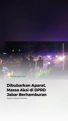 Massa aksi unjuk rasa di depan Gedung DPRD Jawa Barat masih bertahan hingga menjelang malam. Api yang membakar baner dan spanduk masih berkobar. Massa terlihat masih melemparkan sesuatu ke dalam halaman gedung. Dua menit berselang, tepatnya pukul 18.25 WIB, massa mendadak lari terbirit-birit. Ternyata petugas membubarkan paksa mereka. Mereka berlari ke arah Gedung Sate dan Jalan Cilamaya. Gas air mata juga dilontarkan oleh aparat. Petugas aparat berpakaian ala preman pun turut membubarkan mereka. Selain itu, aparat yang menaiki sepeda motor menyisir lokasi di sekitar Gedung DPRD. Reporter: Gilang Fathu Romadhan