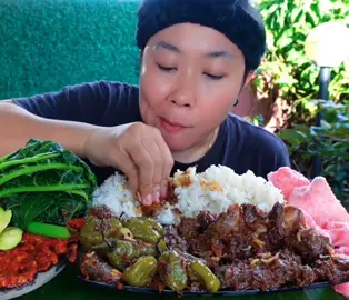 Mukbang rendang lokan cabe gendot, sambal terasi dan lalapan (Yt:Dinart Tomboy) #dinarttomboy #bikinngiler #makanpedas #mukbangvideo #mukbangeatingshow 