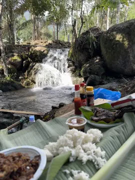 makan di pinggir sungai #puncakkunyi #wisatalam #polewali #sulawesibarat #foodvlogger 