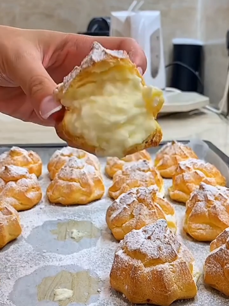 Готовлю только так и Вам советую Самый вкусные, воздушные Профитроли с безумным кремом как в кондитерской Ингредиенты:✅1⃣4⃣ Вода 125 мл Молоко - 125 мл Сливочное масло 115 грамм Сахар - 10 грамм Соль - 5 грамм Мука - 140 грамм Яйца - 3-4 штуки (200-230 грамм) Для крема: Сливки (32-38%) - 1 стакан Молоко - 1 стакан Ванильный пудинг 80 грамм Сахар - 4 столовые ложки (с горкой #профитроли #эклеры #заварныепирожные #россия🇷🇺 #москва 